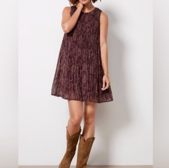 Evereve Dresses & Skirts - Evereve‎ Hazel Burgundy Scoop Neck Sleeveless Pleated Dress Women Sz Medium